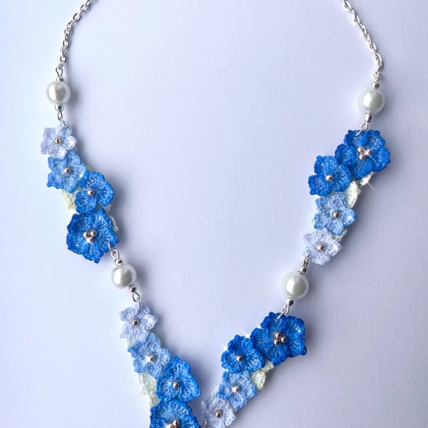 Microcrochet blue flowers necklace 