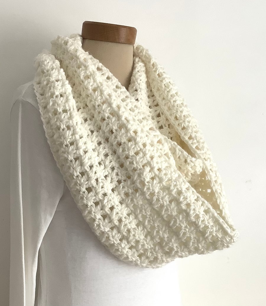 INFINITY SCARF , neckwarmer .'Stroll'  Alpaca blend. Super-soft. Cream.