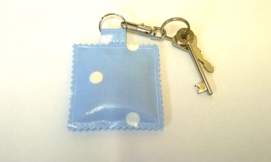 Oilcloth key ring, in pale blue with white spots 