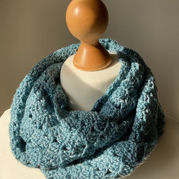 Lacy Infinity Circle scarf in wool and silk colour Sea Foam