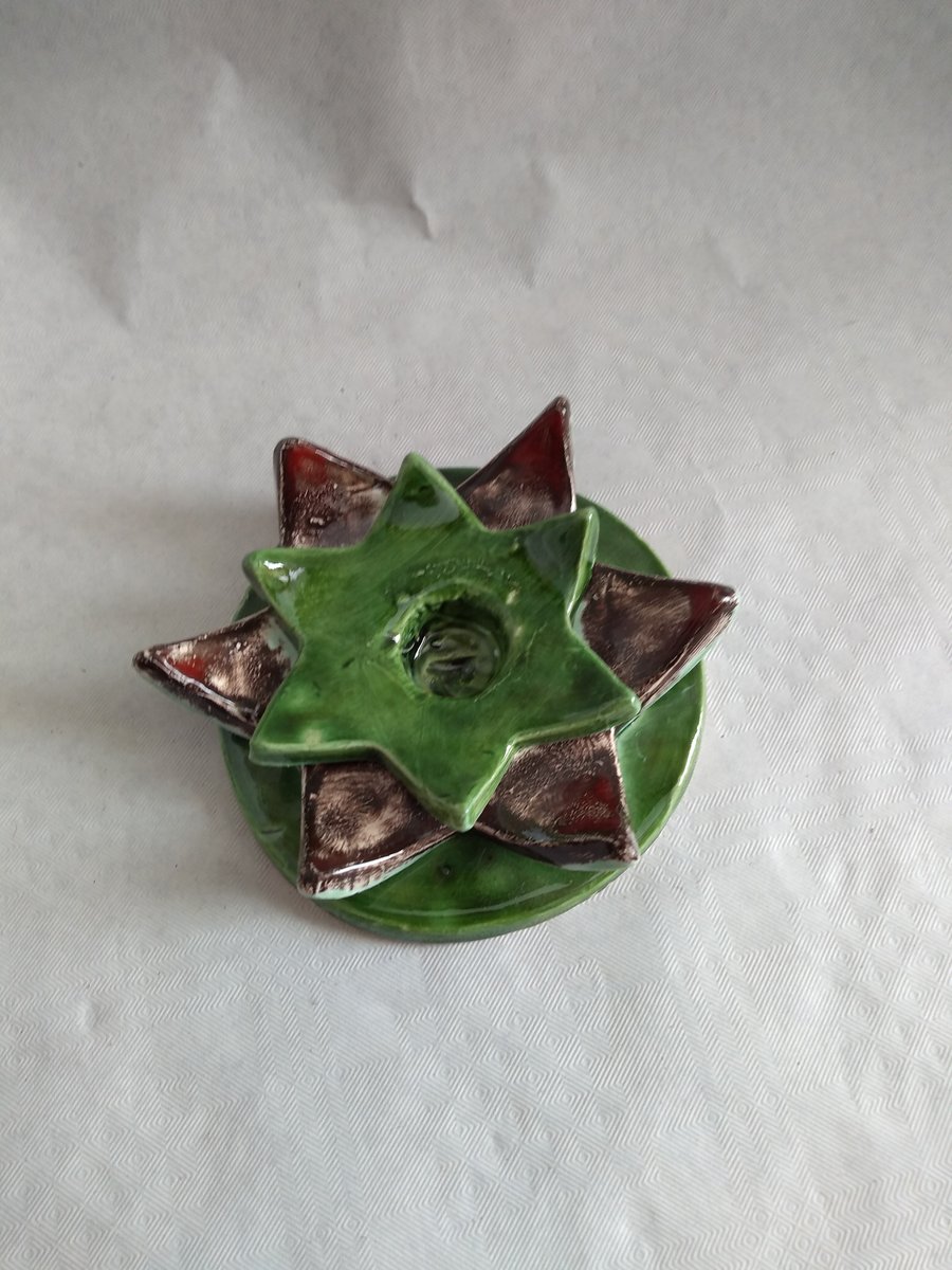 STAR,CERAMIC HANDPAINTED RED AND GREEN  CANDLEHOLDER 10 CMS WIDE