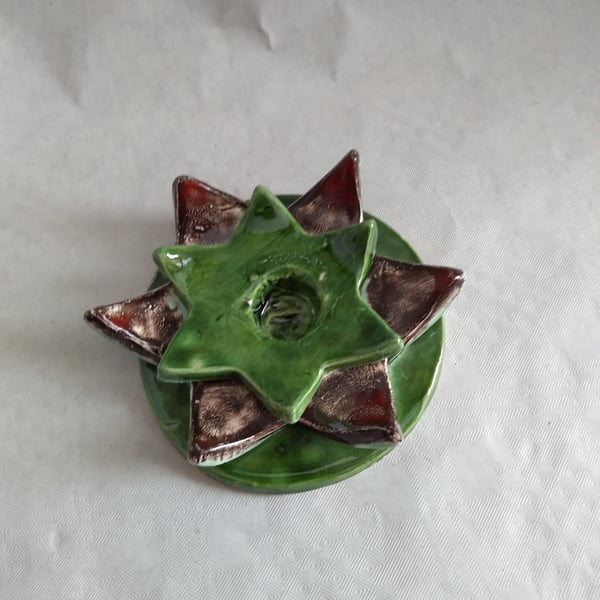 STAR,CERAMIC HANDPAINTED RED AND GREEN  CANDLEHOLDER 10 CMS WIDE