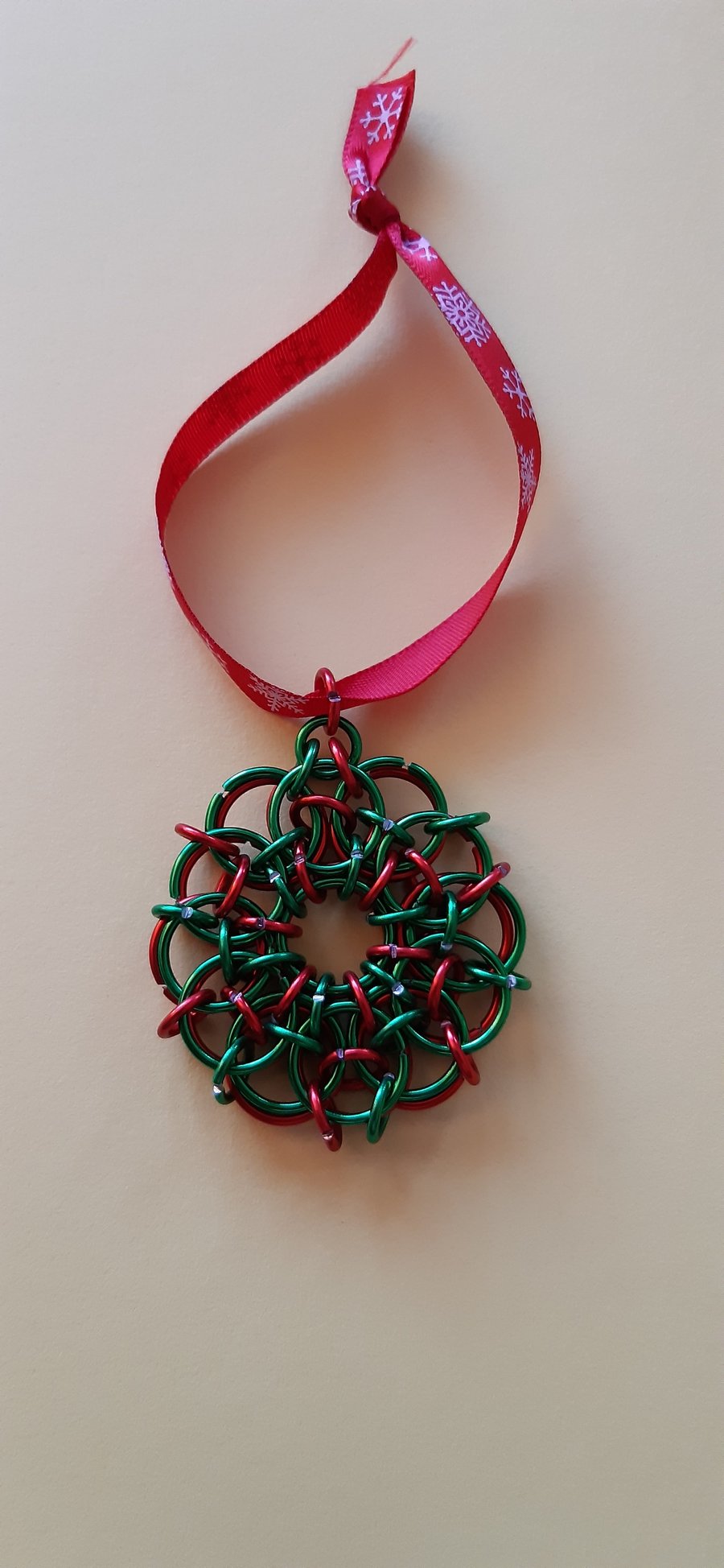 Chainmail red and green mirror Christmas decoration bauble wreath