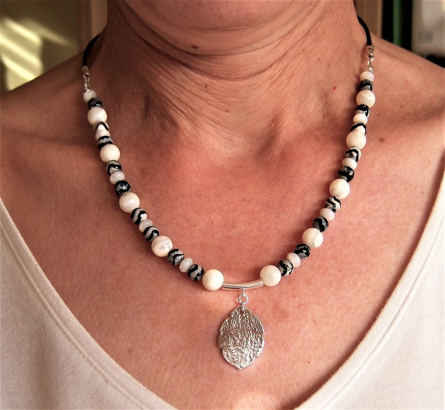 Necklace in Mother of Pearl & Zebra Agate