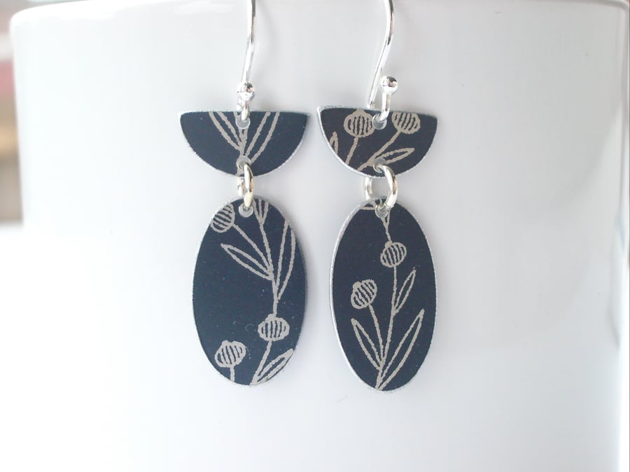 Black oval earrings with wreath design