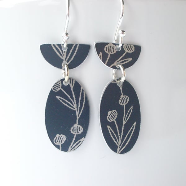 Black oval earrings with wreath design