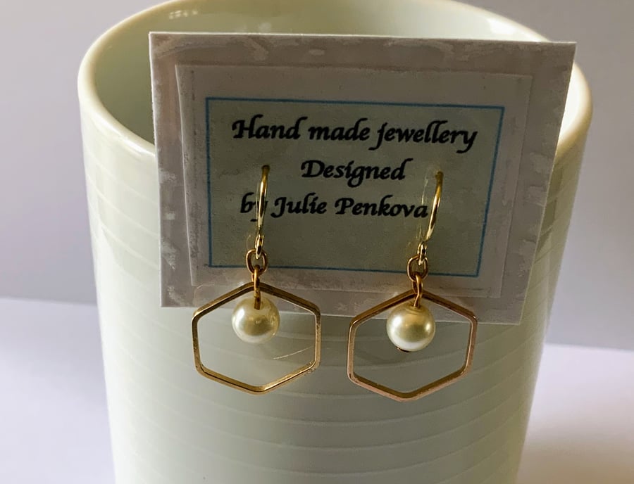 Hexagon Earrings With Pearl.