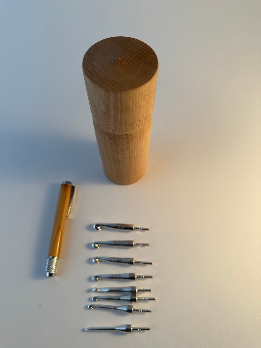 Crochet hook set with 8 hooks of different sizes