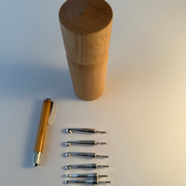 Crochet hook set with 8 hooks of different sizes