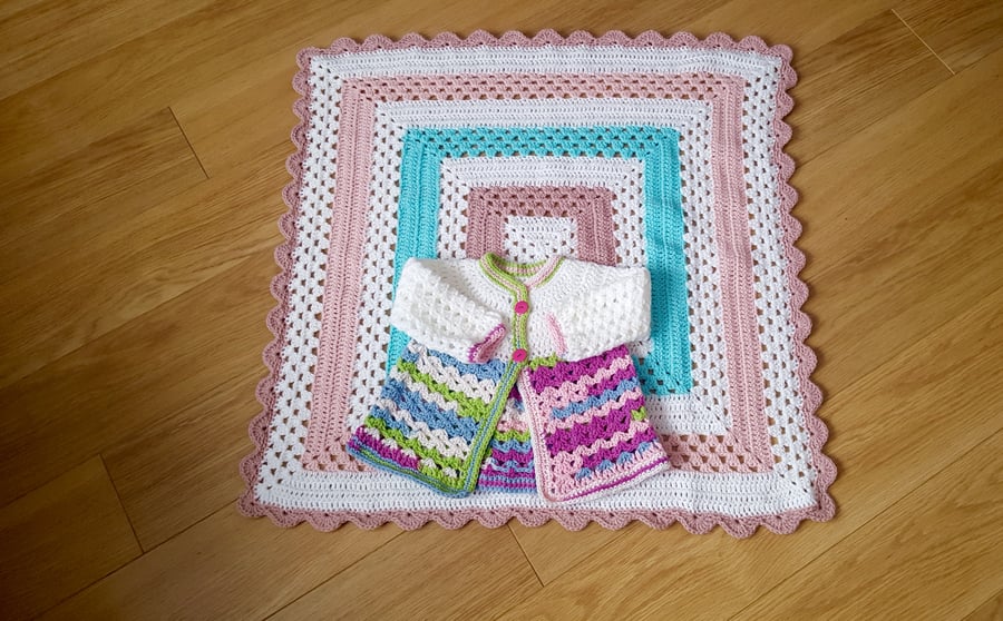 Cardigan and blanket set. Baby girl. From 6 to 9 months old. White. Pink. Blue