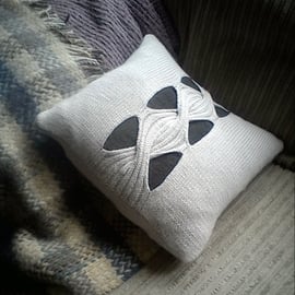 Cushion knitting pattern with feature cable 