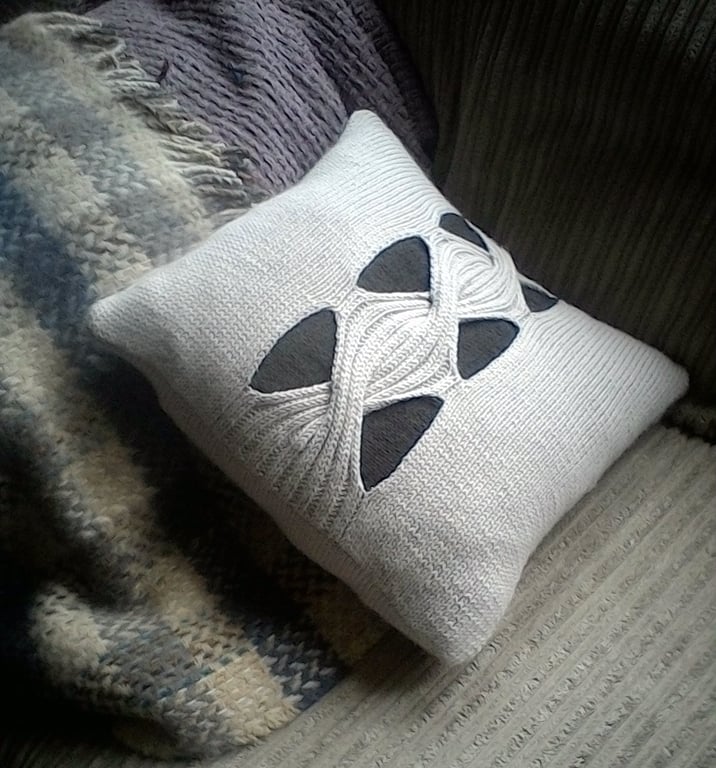 Cushion knitting pattern with feature cable 