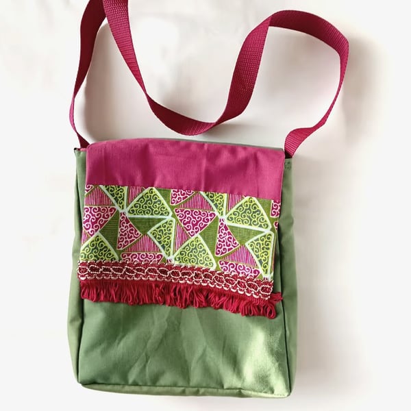 Shoulder bag in olive green and burgundy. Fringed bag, festival.