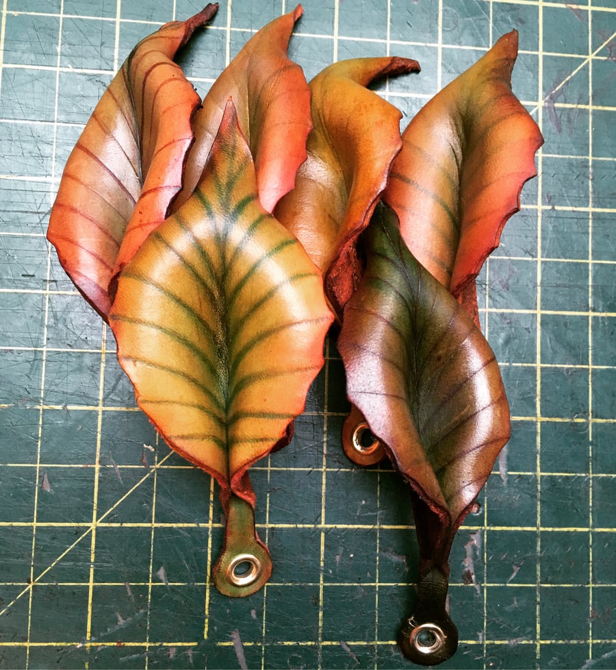 Leather leaf keyring 