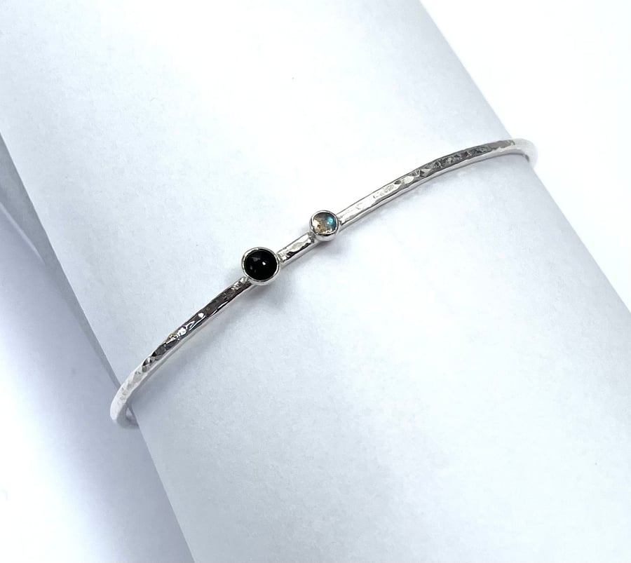 Silver bangle with onyx and labradorite 