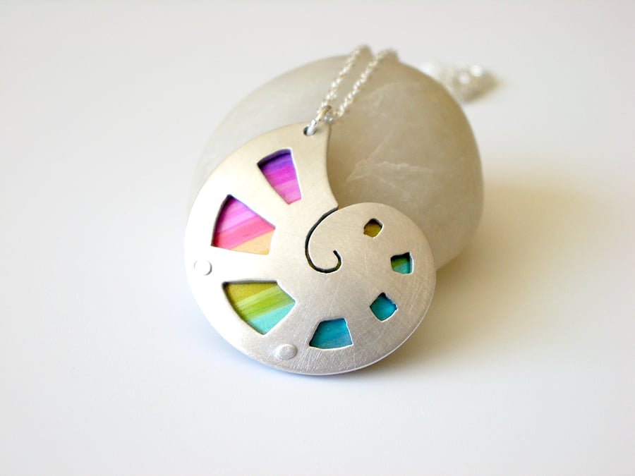 Shell pendant with rainbow colours