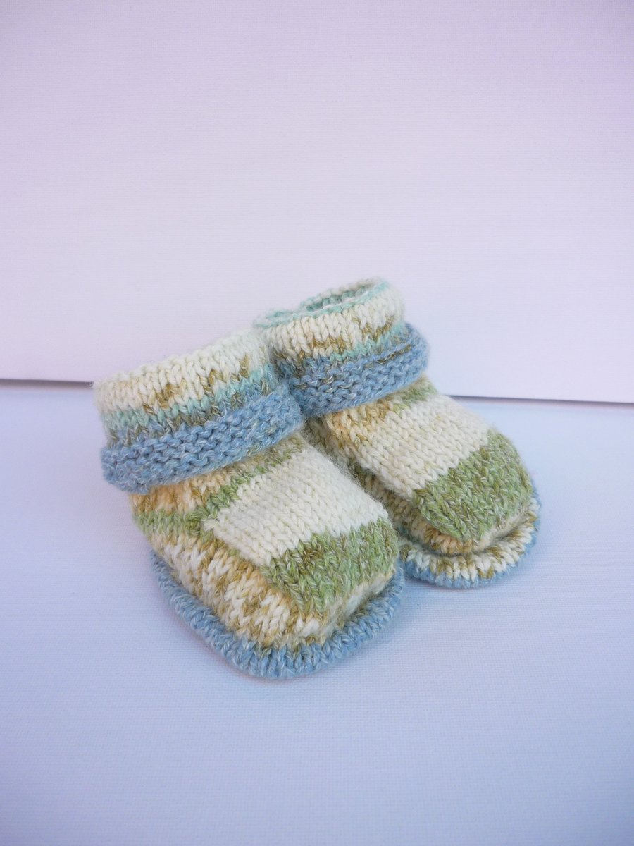 Stay on Baby Booties Hand knitted Boots Handmade Baby Shoes NEW BABY GIFT