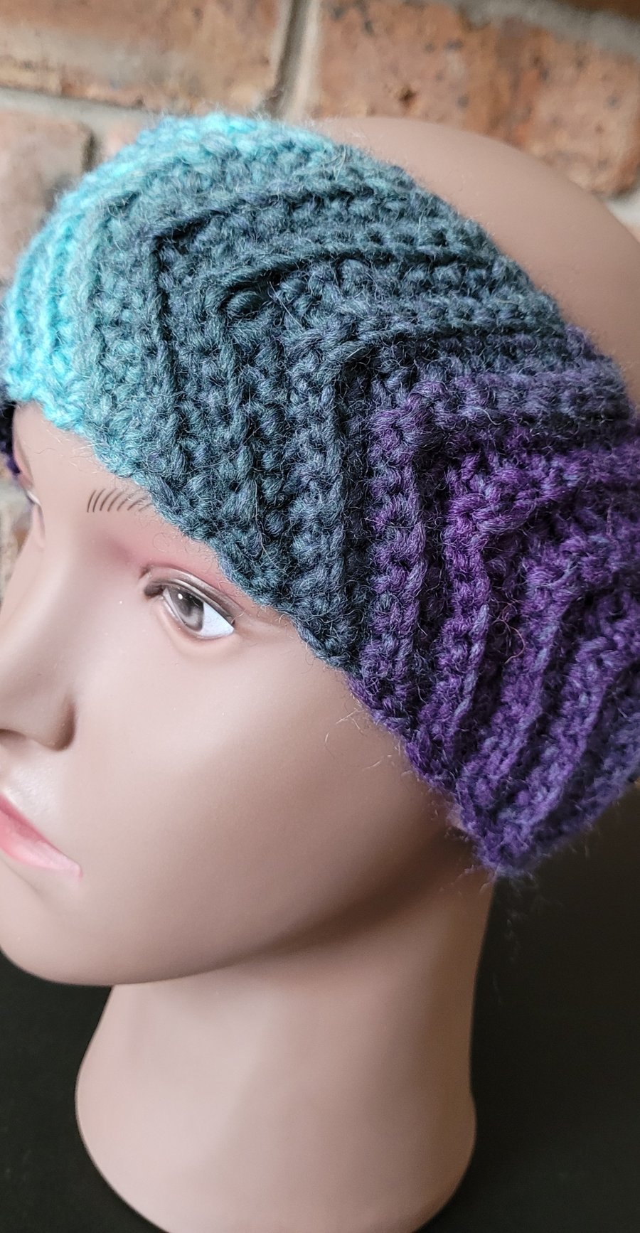 Handmade crochet headband in zig zag pattern 