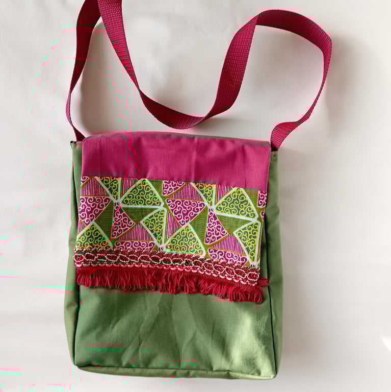 Shoulder bag in olive green and burgundy