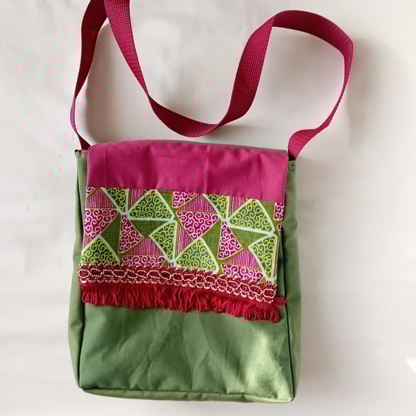 Shoulder bag in olive green and burgundy