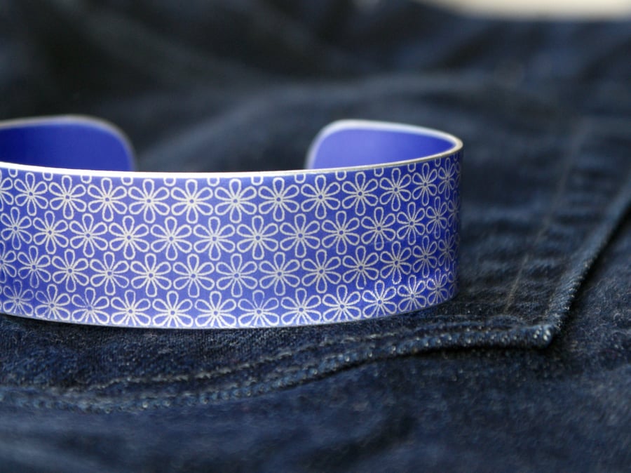 Geometric flower print cuff bracelet purple
