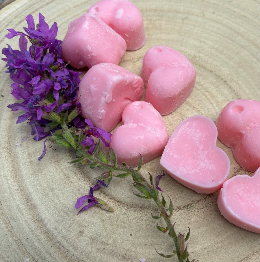 Tin of Eight Soy Wax Heart Melts - Sugared Almond Scent