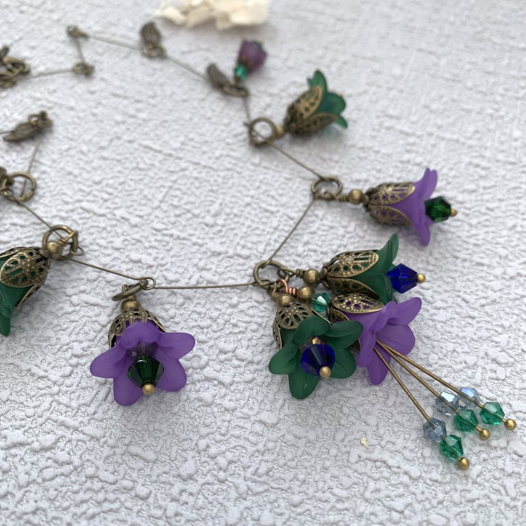 Vintage Style Green Lucite and Bronze Floral Necklace Set