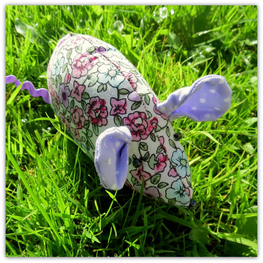 A floral field mouse. Mouse pin cushion