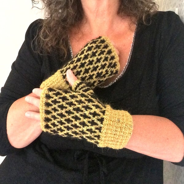 Harley Quinn knitted fingerless gloves pattern