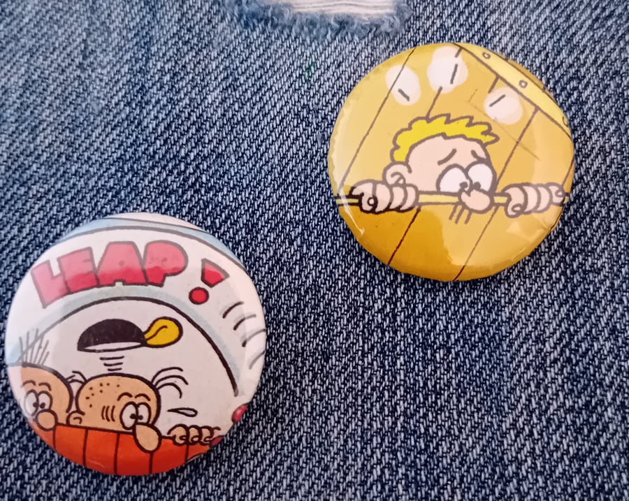 Vintage Comic Badge – Peeking Characters