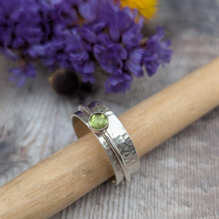 Silver Hammered Spinner Ring with Peridot - JBJ9016