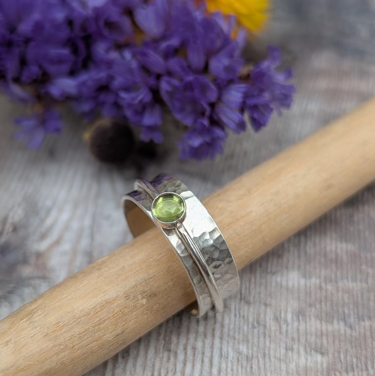 Silver Hammered Spinner Ring with Peridot - JBJ9016