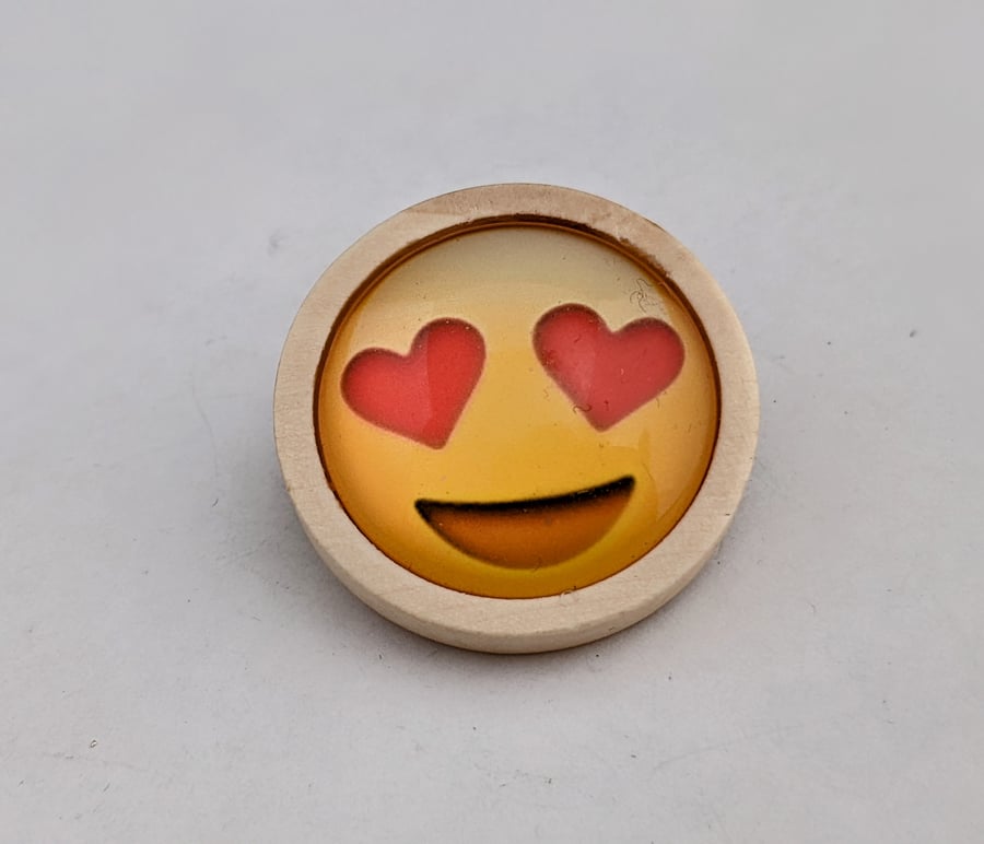 Emoji love brooch in wooden setting 002