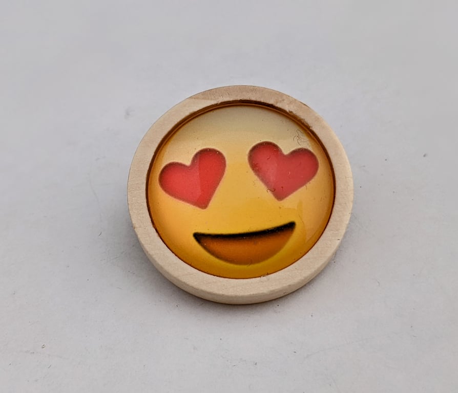 Emoji love brooch in wooden setting 002