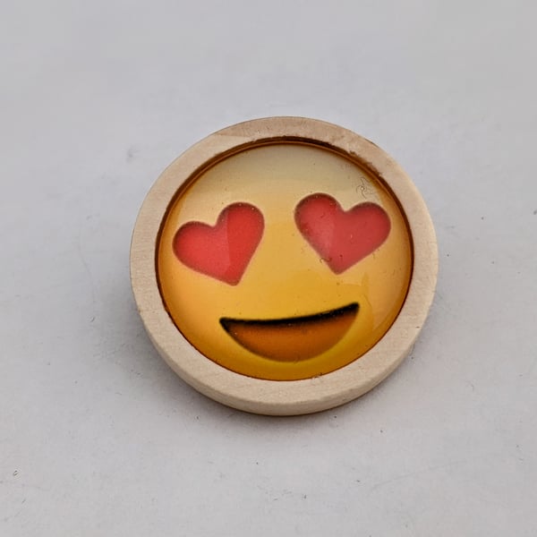 Emoji love brooch in wooden setting 002