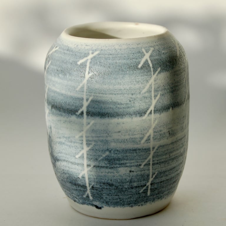Japanese style vase in stoneware.
