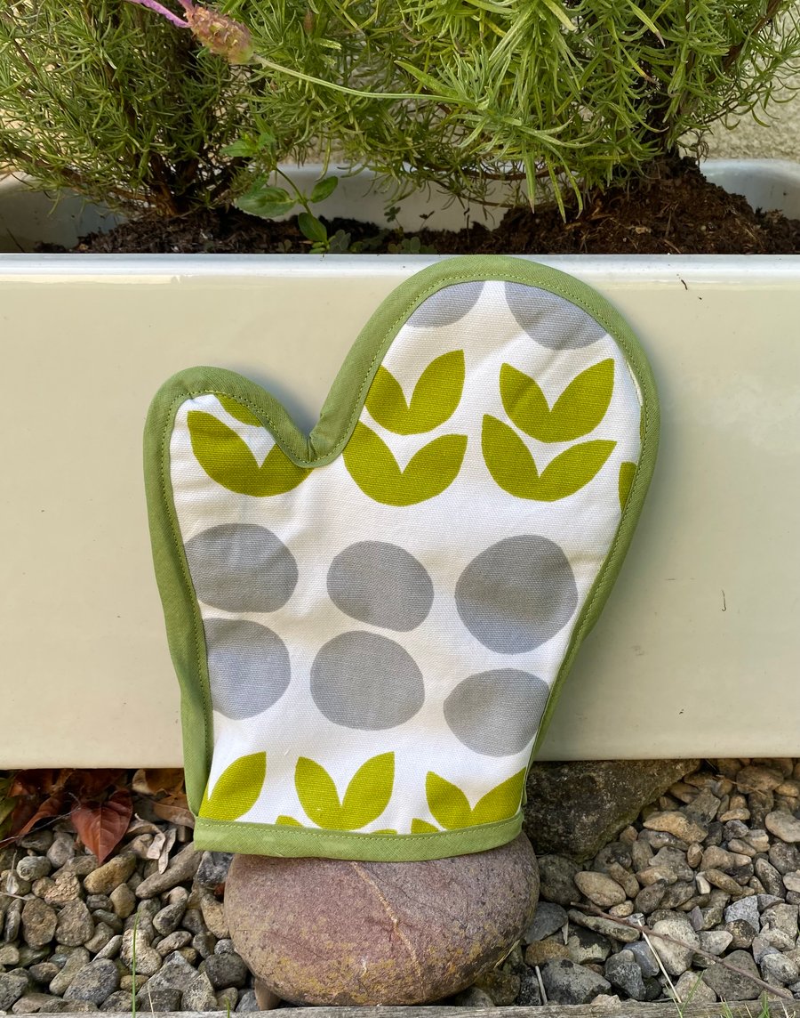 Handmade Oven Glove in retro floral design fabric 