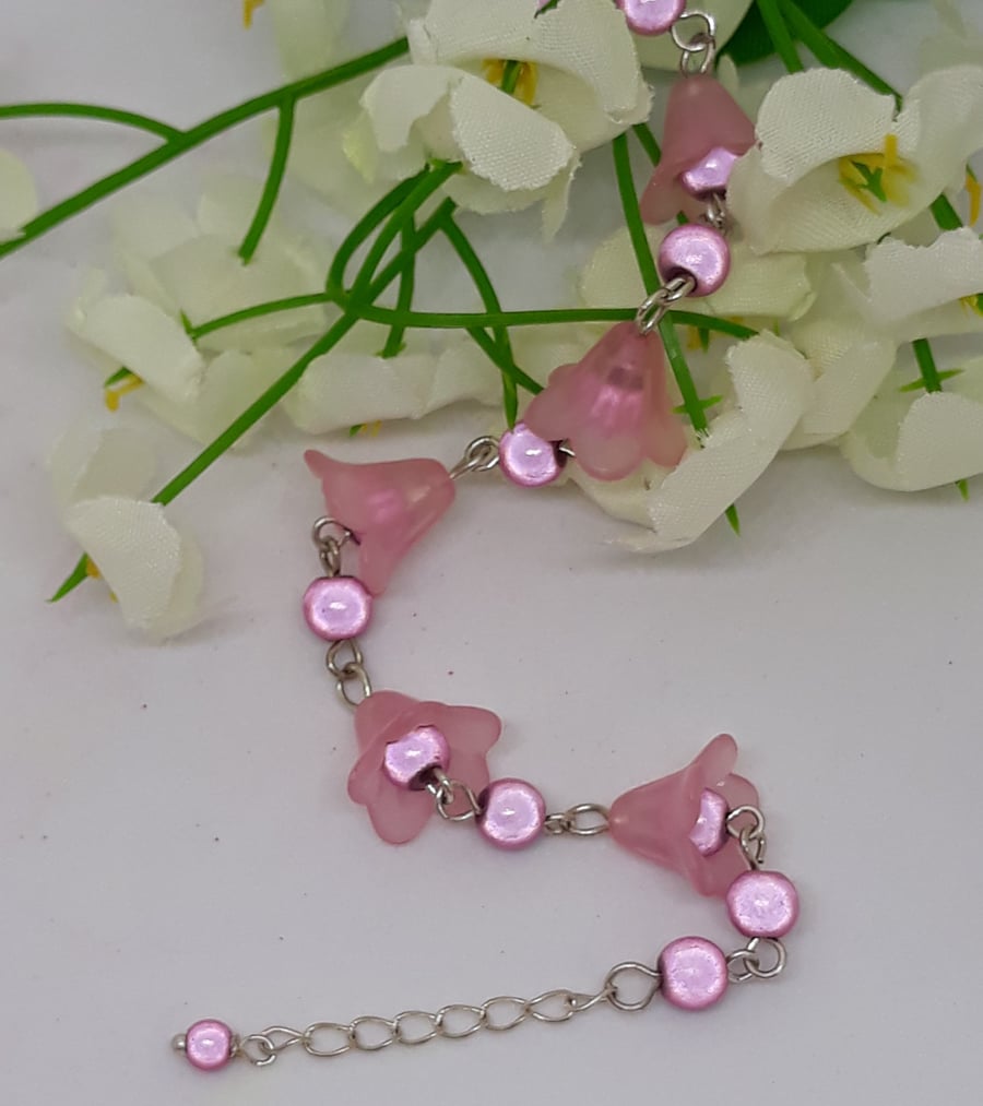 BR328 Pink lucite flower bracelet with beads