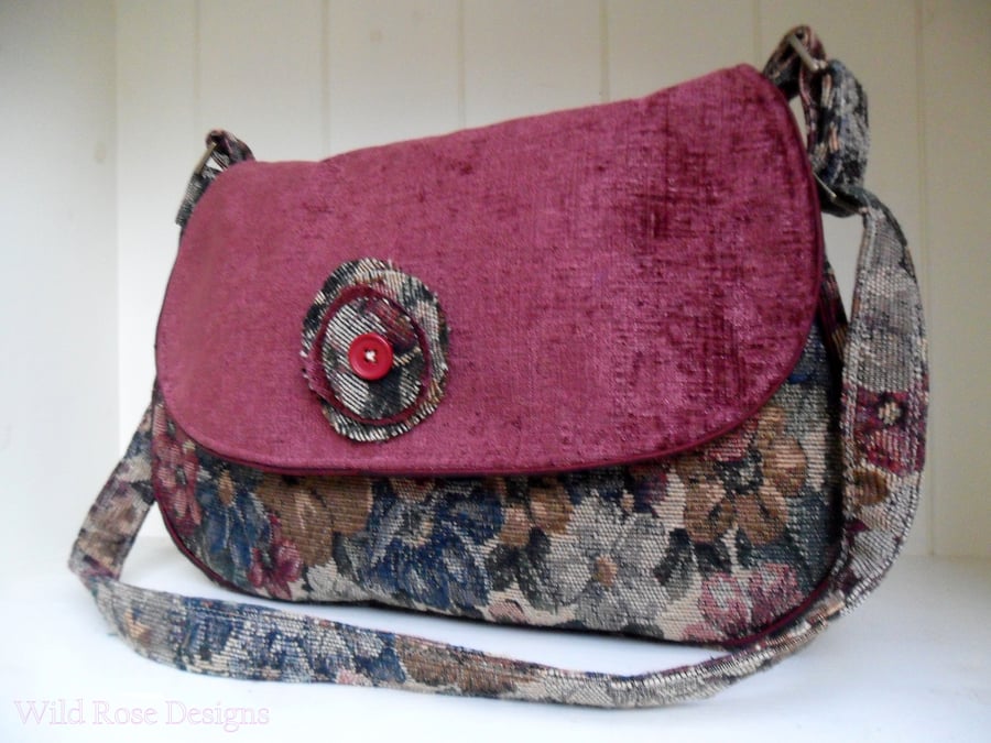 Maroon shoulder bag. Handbag.
