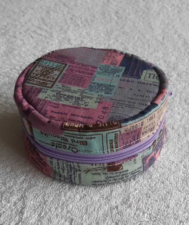 Sewing Instructions Pattern for a Round Zipped Purse. PDF Sewing Pattern