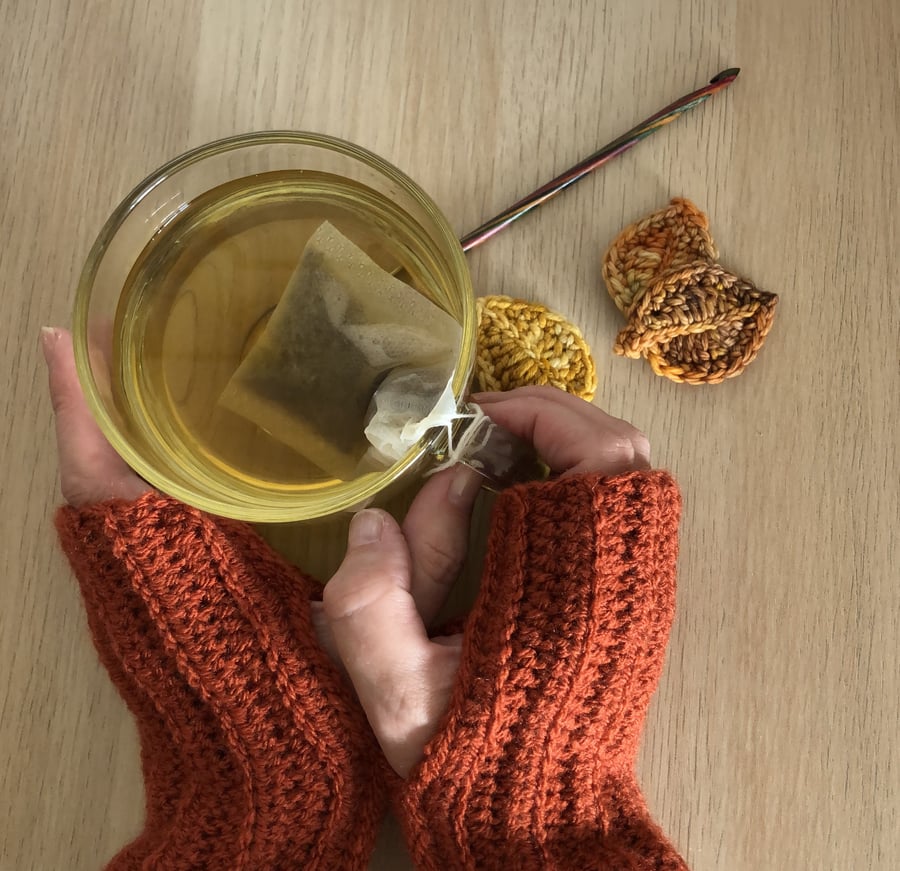 Wristwarmers crocheted in warm copper, fingerless gloves, unisex