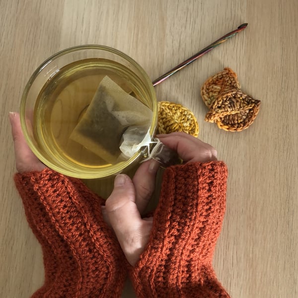 Wristwarmers crocheted in warm copper, fingerless gloves, unisex