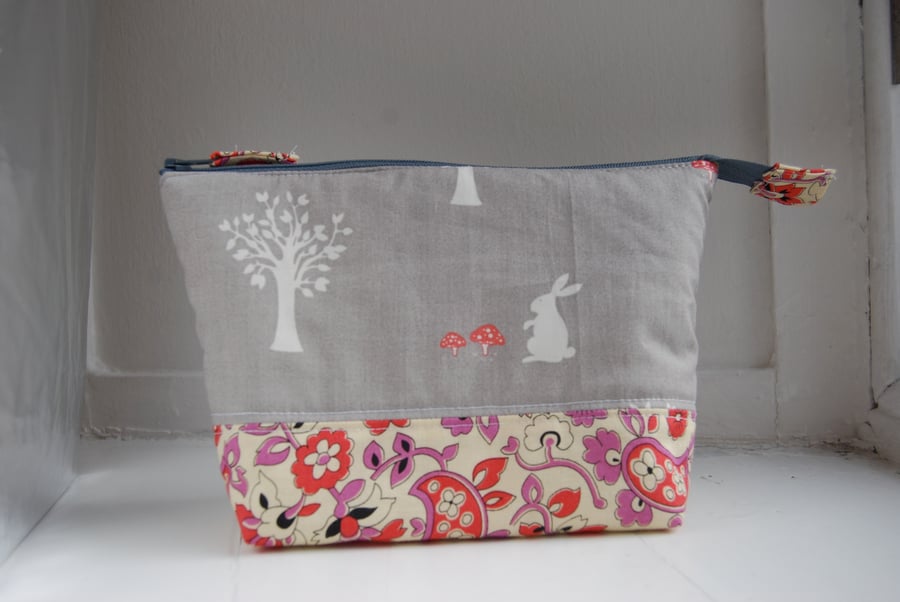 Open wide padded zipped bag for make up (washable)