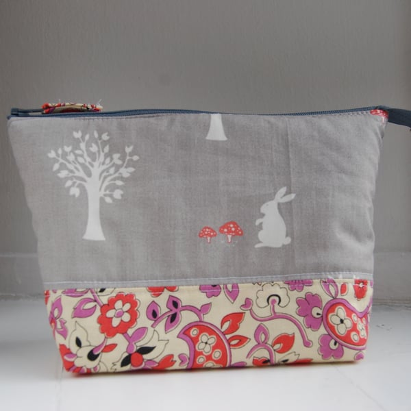Open wide padded zipped bag for make up (washable)