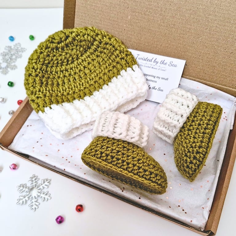 Crochet Baby Christmas Hat and Booties Gift Set – Mistletoe & White