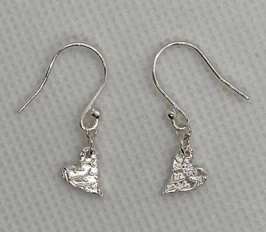 Tiny heart dangly earrings in pure silver 