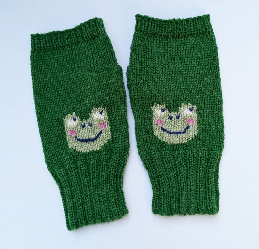 Frog Fingerless gloves knitted in green merino wool