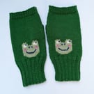 Frog Fingerless gloves knitted in green merino wool