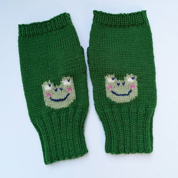 Frog Fingerless gloves knitted in green merino wool