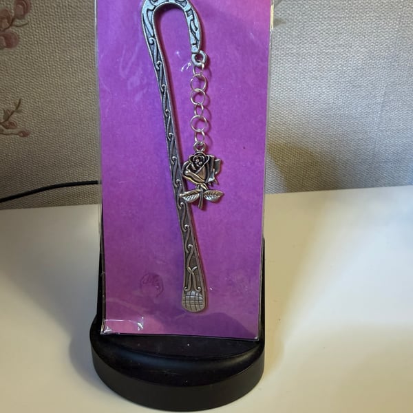 Metal carved hook bookmark